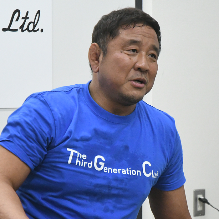 トレーニング合間の談笑は楽しいものです。