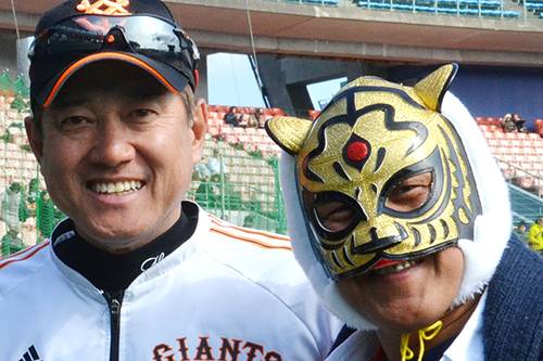 タイガーマスクは、巨人・宮崎キャンプを訪問!! 旧知の原監督と