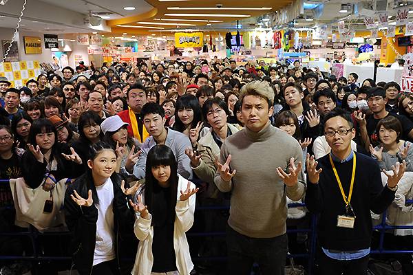 Wk9 年内最終イベントで オカダ カズチカがタワレコ新宿店にカネの雨 さくら学院 田口華さん 磯野莉音さんも激励 報告 新日本プロレス リング