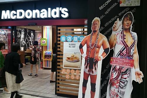 G125 新日本プロレス マクドナルド 大阪北エリア のコラボが G1 Climax 25 を盛り上げる Jr大阪駅桜橋口店には選手等身大パネルが展示 新日本プロレスリング