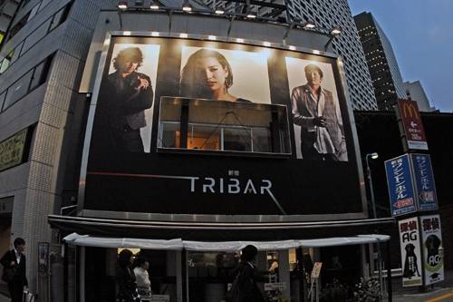 中邑選手 ミラノさんが巨大看板に登場 西新宿に新感覚立ち飲みバー Tribar オープン 新日本プロレスリング