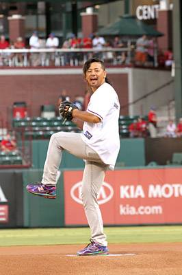 アメリカ遠征中の中邑真輔が テキサス レンジャーズ公式戦の始球式に登場 新日本プロレスリング