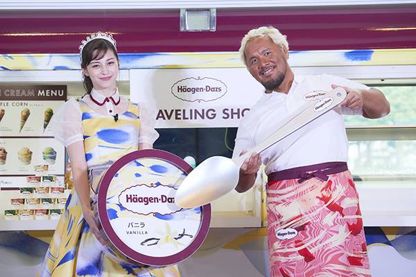 真壁刀義選手が中条あやみさんと Haagen Dazs Traveling Shop オープン記念イベントに登場 アイスの盛り付け対決で反則行為 イベント報告 新日本プロレスリング 真壁刀義選手が中条あやみさんと Haagen Dazs Traveling Shop オープン記念イベントに登場 アイスの盛り付け対決で反則行為 イベント報告 新日本プロレスリング